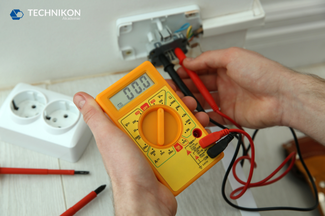 Technische Weiterbildung in der Elektrotechnik: Warum der Bedarf an Qualifizierung kontinuierlich steigt